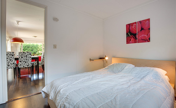 Double bedroom in a chalet at Het Verscholen Dorp/