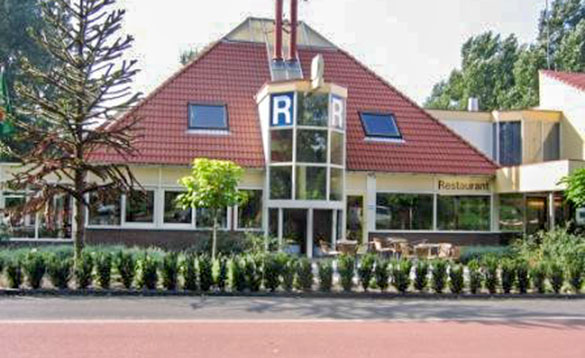 Restaurant of the Hotel Molengroet with seating on an outdoor patio area/