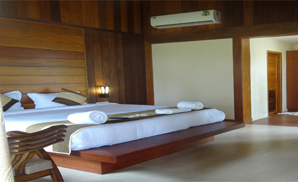Bedroom with a double bed at the Sands Marina Hotel, Havelock Island/