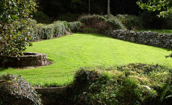 Lawned garden at Lackaroe self-catering cottage with stone wall/