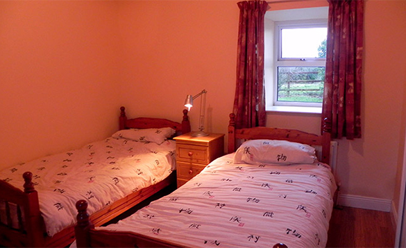 Bedroom with two single beds at Currygrane Lodge in Ireland/